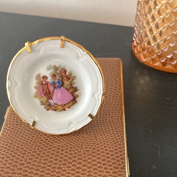 Classic Live Story Miniature on Stand - Picture 4 of 8